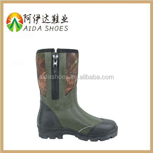 Imagen de los zapatos con punta de acero del trabajador con una planta  verde en el interior sobre un fondo blanco. | Foto Premium