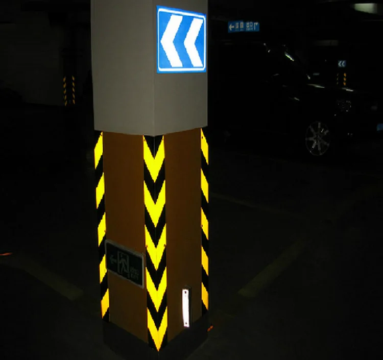 Знак дорожный светоотражающий. Светоотражающая табличка. Дорожные знаки светоотражающие. Сигнальная разметка. Светоотражающая лента на столбики.