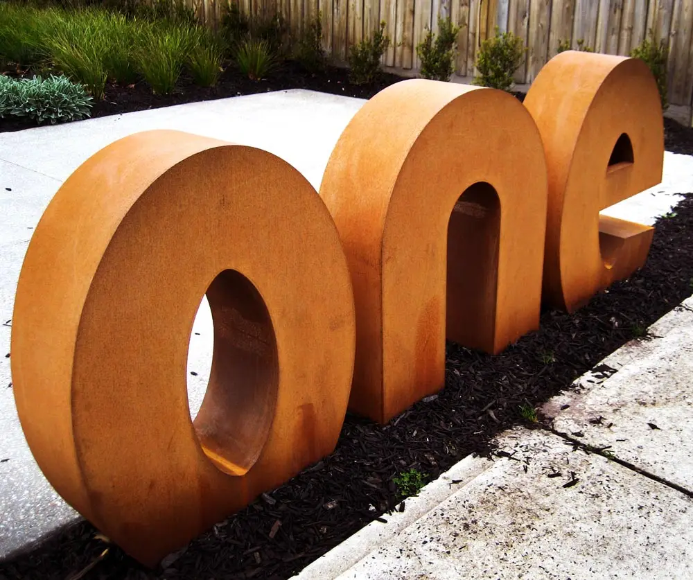 Объект буква. Corten Steel Sculpture. Кортеновская сталь скульптуры. Кортен малые архитектурные формы. Парковая скульптура из кортеновской стали.