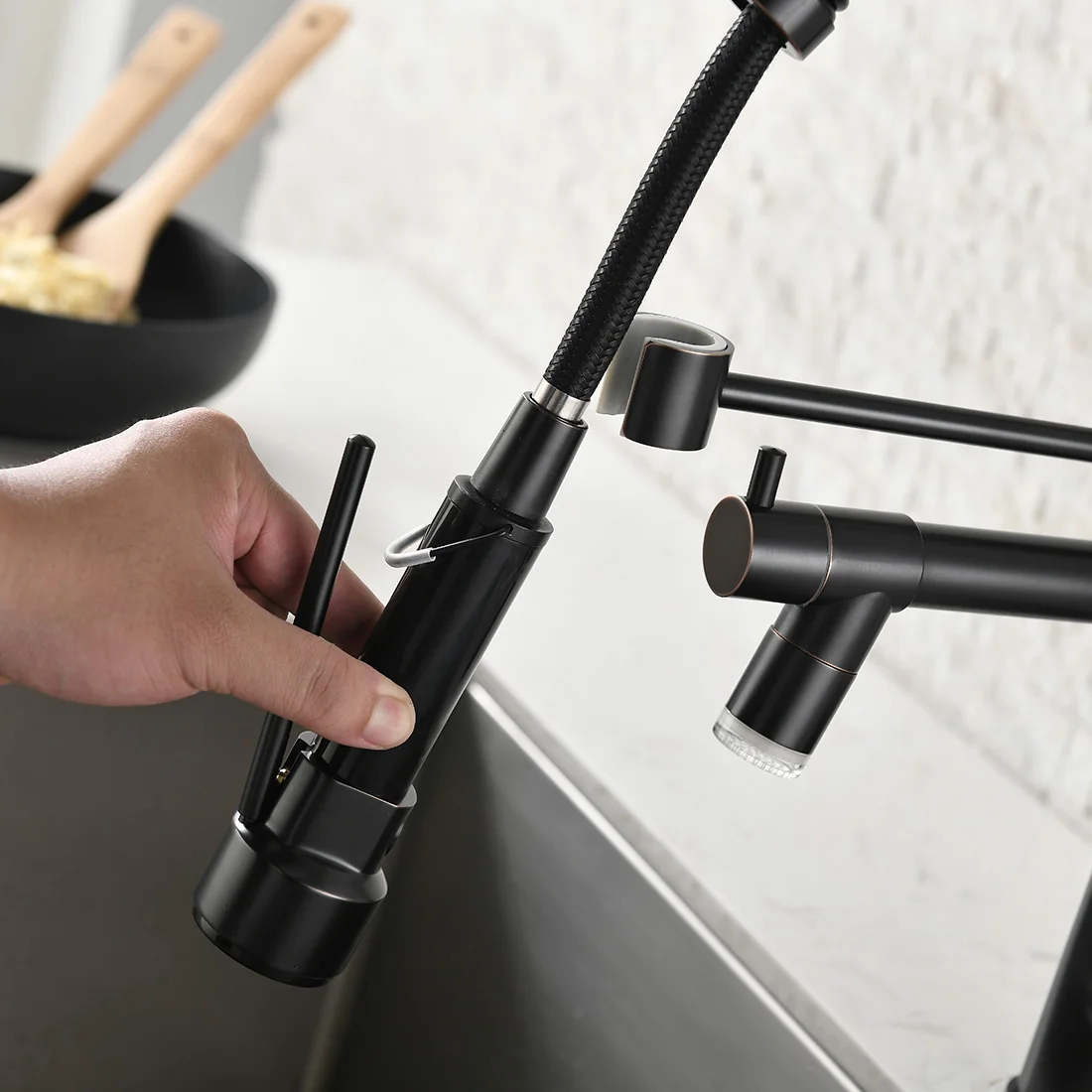 Single-Handle Pull-Down Sprayer Kitchen Faucet in Matte Black