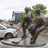 Wholesale high quality hot sale athlete sculpture with hockey stick eagle ridge arena canada