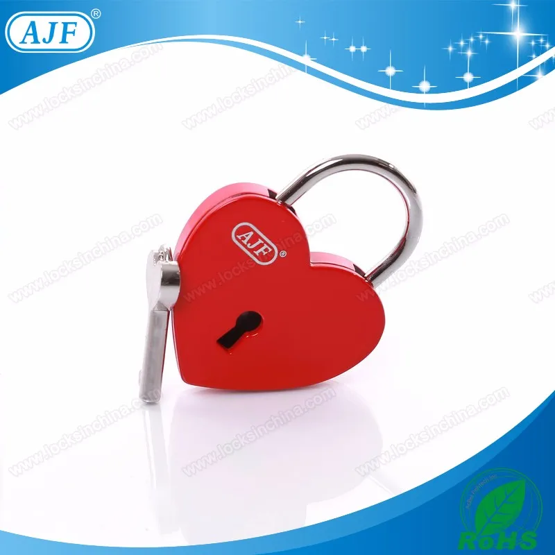 A01-024HR painting red love lock.jpg