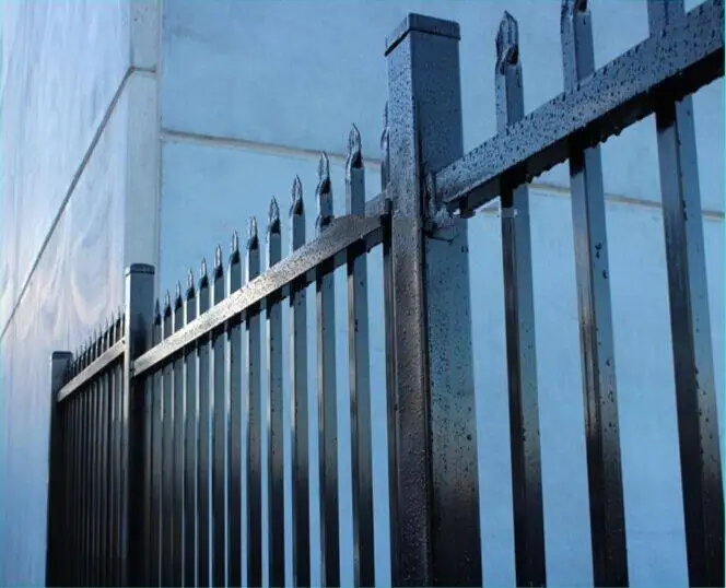 Забор из профильной трубы фотографии