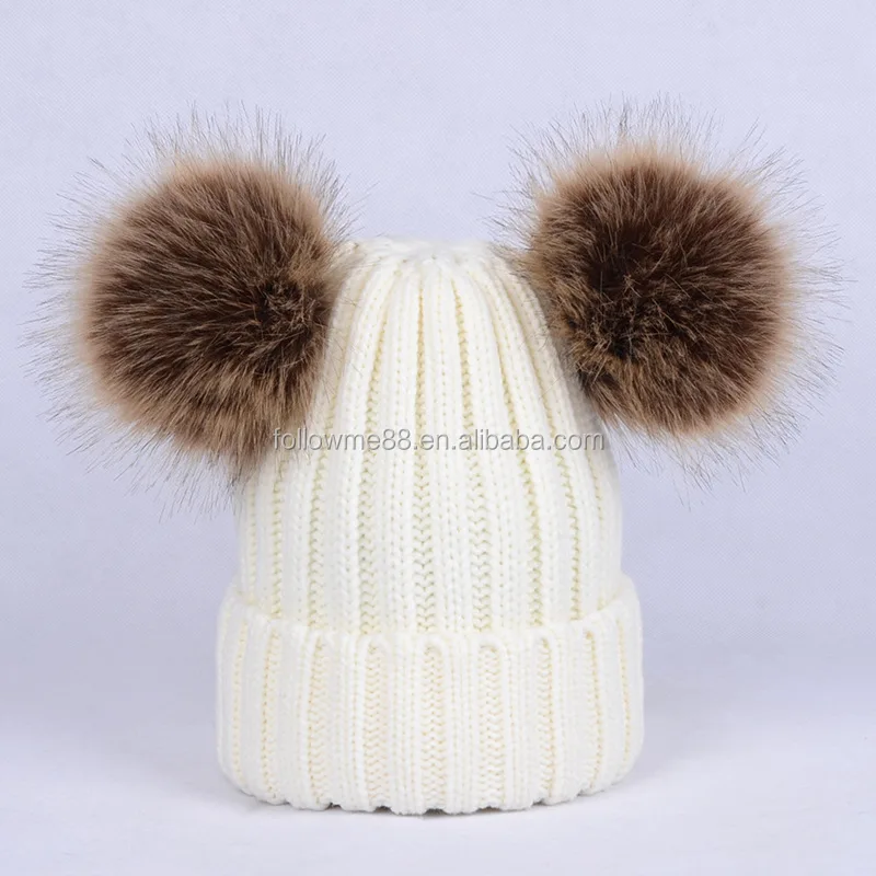 Шапки без помпонов. Смешная шапка с помпоном. Вещи из роблоксаcute White Winter Beanie. Лучшая подруга в шапочках с помпоном рисунок.