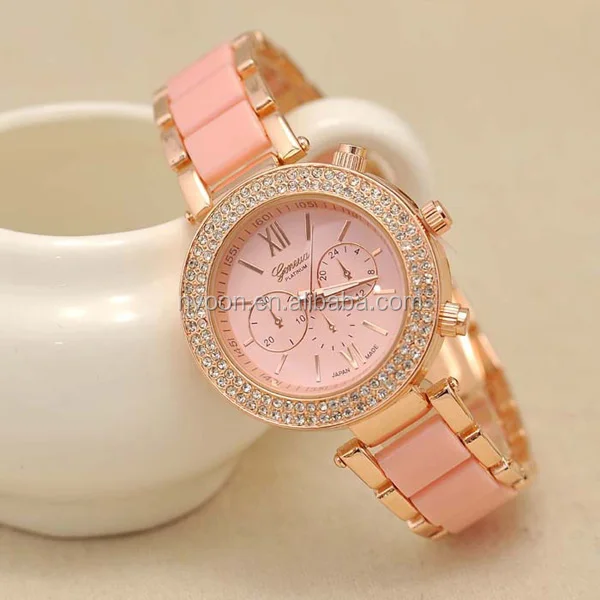 Розовые часы на руке