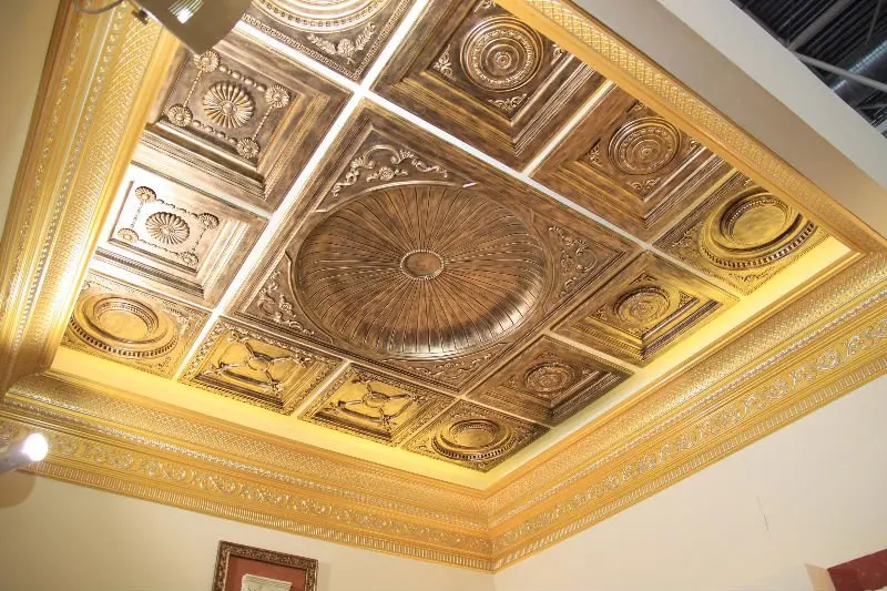 家庭房间的金色天花板圆顶与水晶枝形吊灯