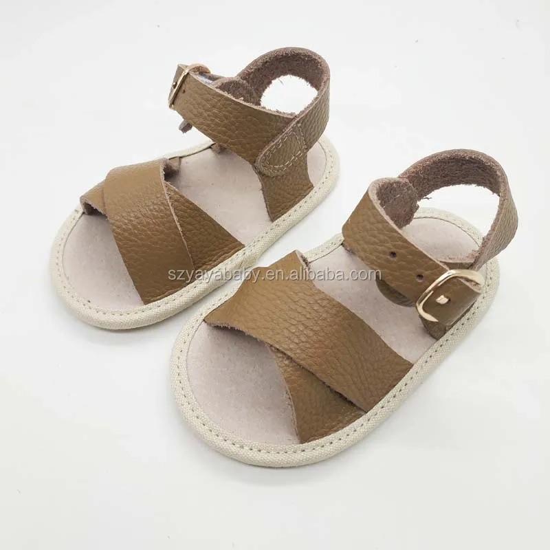 sandálias de bebê
