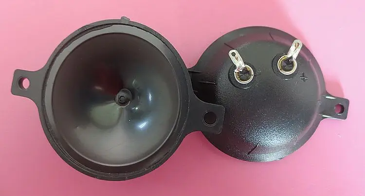 broad band ultrasonic speaker