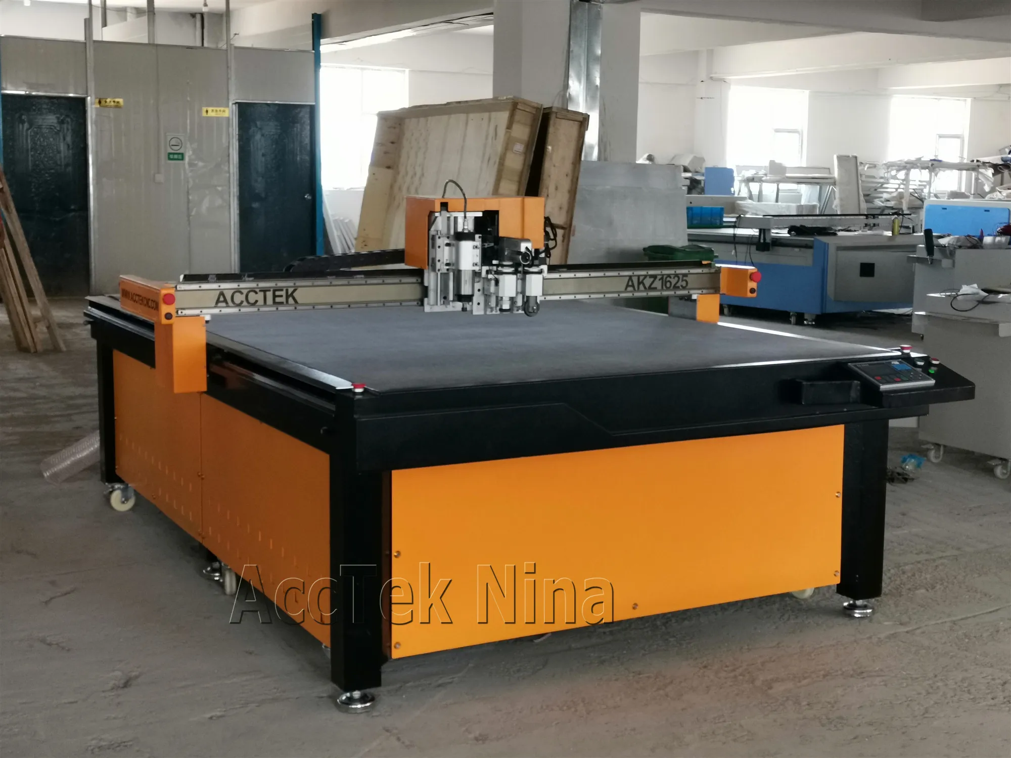 AccTek 1600*2500mm work area cnc oscillating vibrating knife cutting machine for foma fabric leather round knife cutter