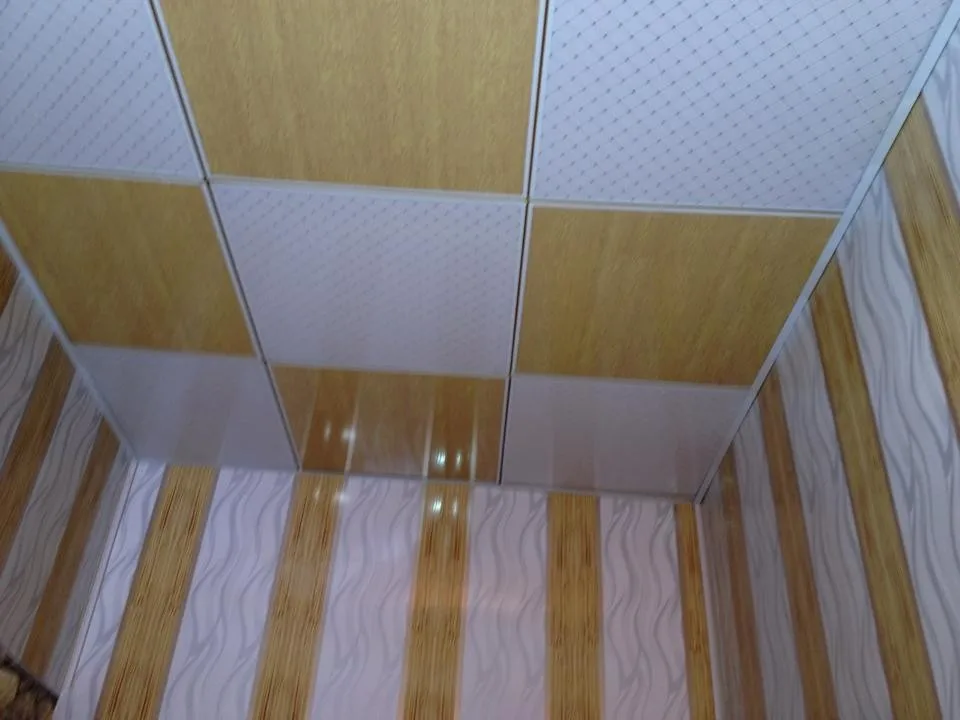Отделка пвх потолок. Пластиковые панели для стен. Потолок из пластиковых панелей. Пластиковые панели для потолка. Отделка панелями ПВХ.
