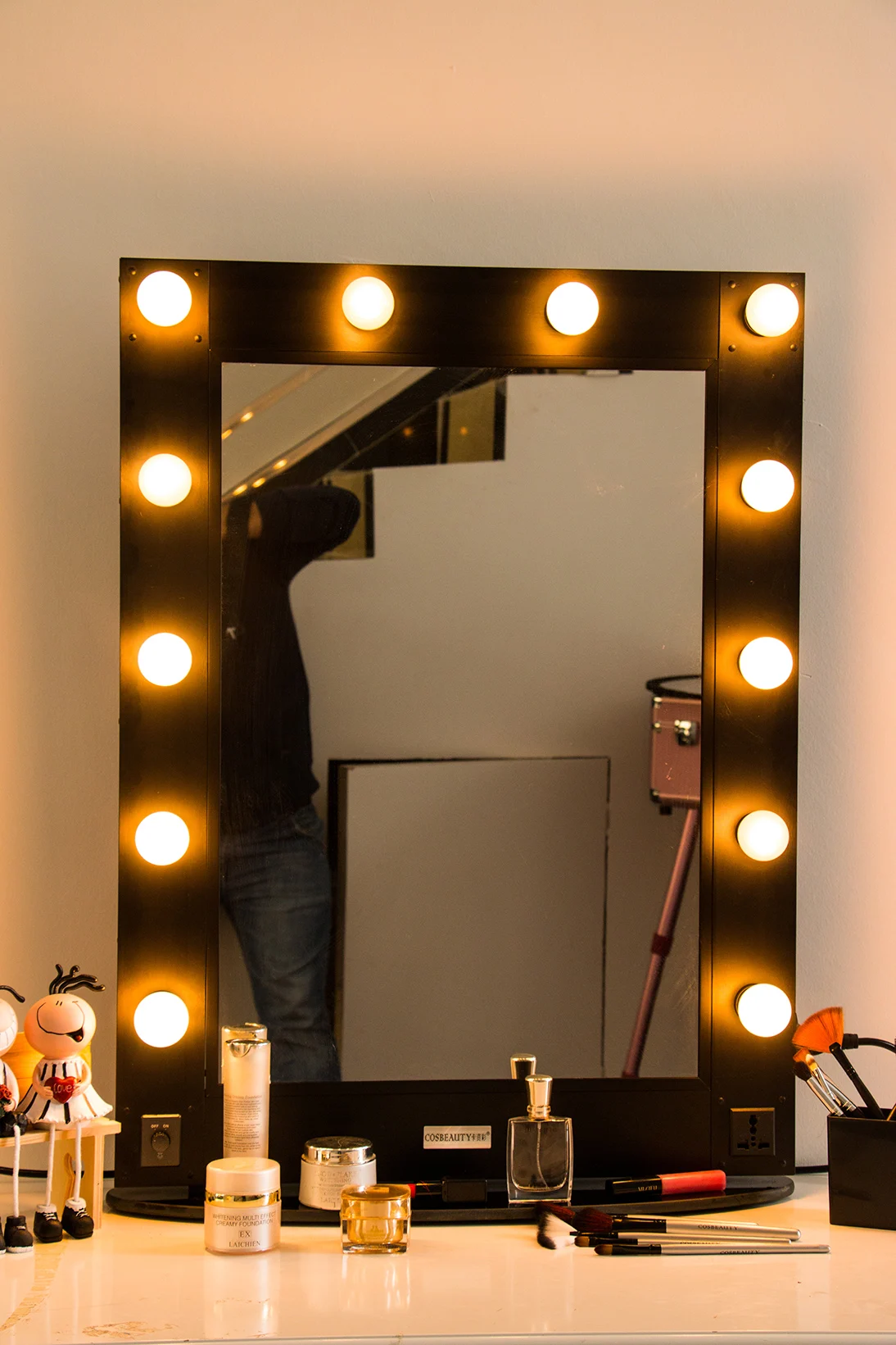 Professional Lighting Makeup Mirror Wallmounted Lighted Makeup Mirror