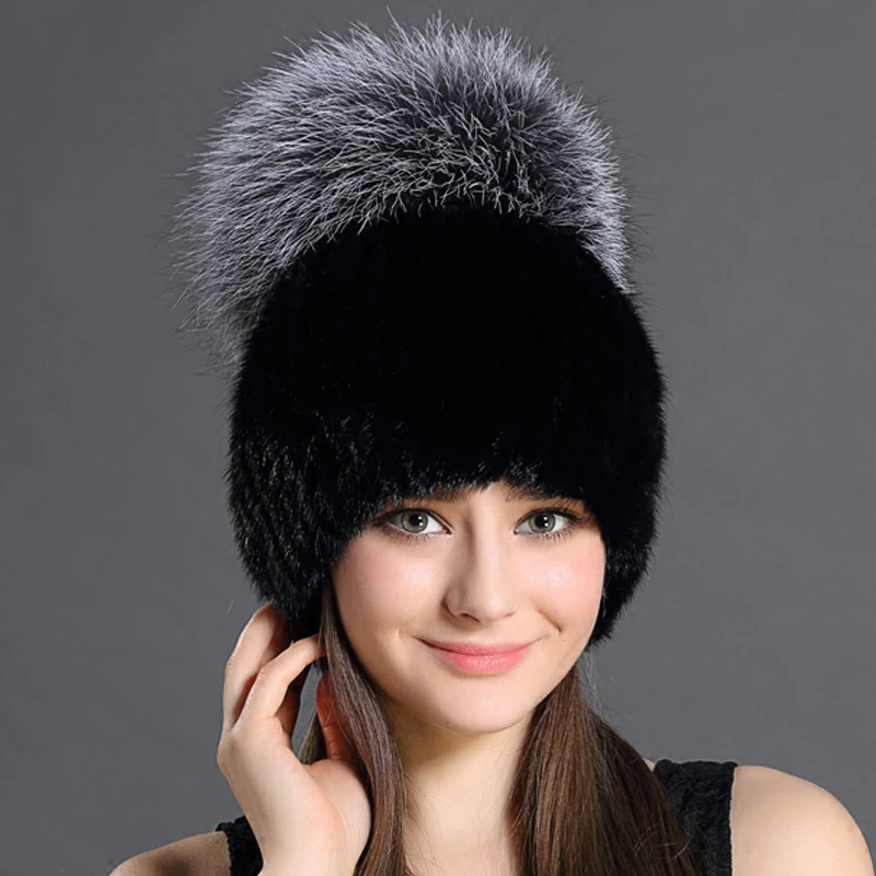 Модная зимняя шапка из меха