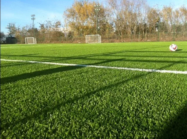 Grass track. Теннисный корт из искусственной травы. Травяной корт фото.