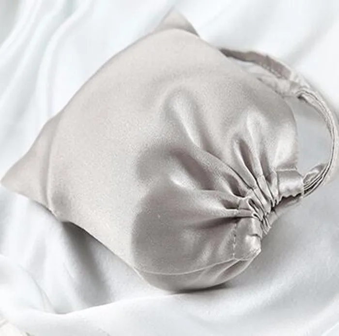 покажи сатиновые мешочки с логотипом. мешочек из шелка. мешок agent provocateur. шелковый мешочек. атласный мешочек.