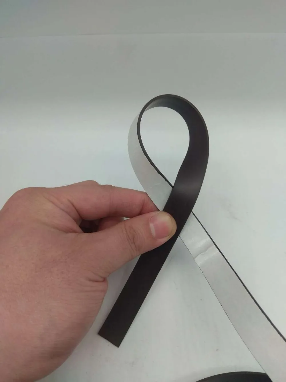 柔性磁带定制橡胶磁铁条纹,定制柔性强力橡胶磁铁挤出磁条 - buy