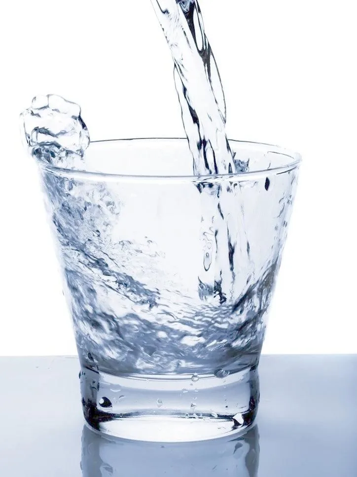Налить в стакан половину воды. Стакан воды. Вода льется. Наливает воду. Вода питьевая в стакане.