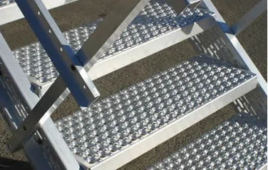 marche d'escalier en tôle perforée galvanisé 1000x275x45mm antidérapante 