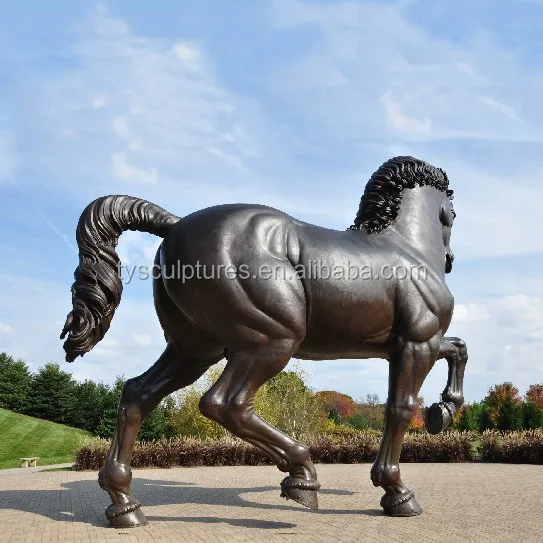 Телосложение лошади 5 букв. Вадуц лошади статуя. Конь фигура. Огромная скульптура лошади. Лошади уличная фигура.