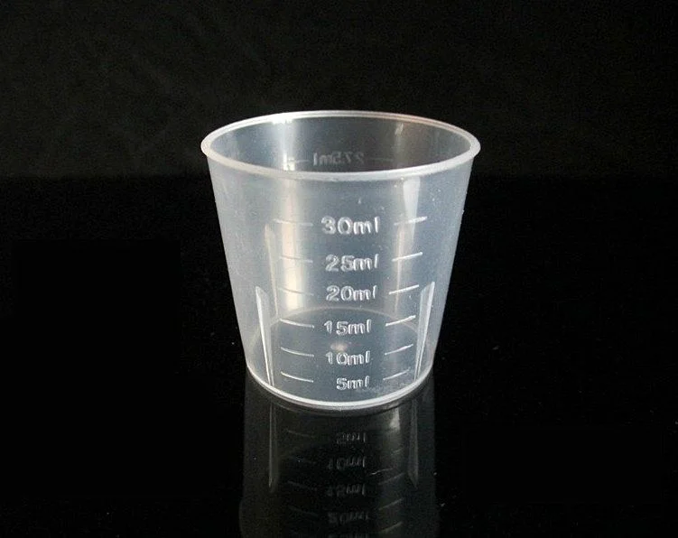 Стакан масла в мл. Мерные мензурки 40 мл. Measure Cup 40/20 мл. Мерный стакан 40мл. 430130 Чашка-мензурка для медикаментов ПП 25 мл без крышки.