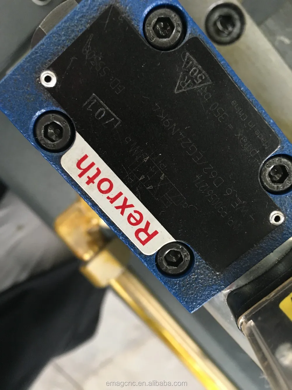 8 Valve and pump(BOSCH,Germany) of Hydraulic Shearing  Machine.JPG