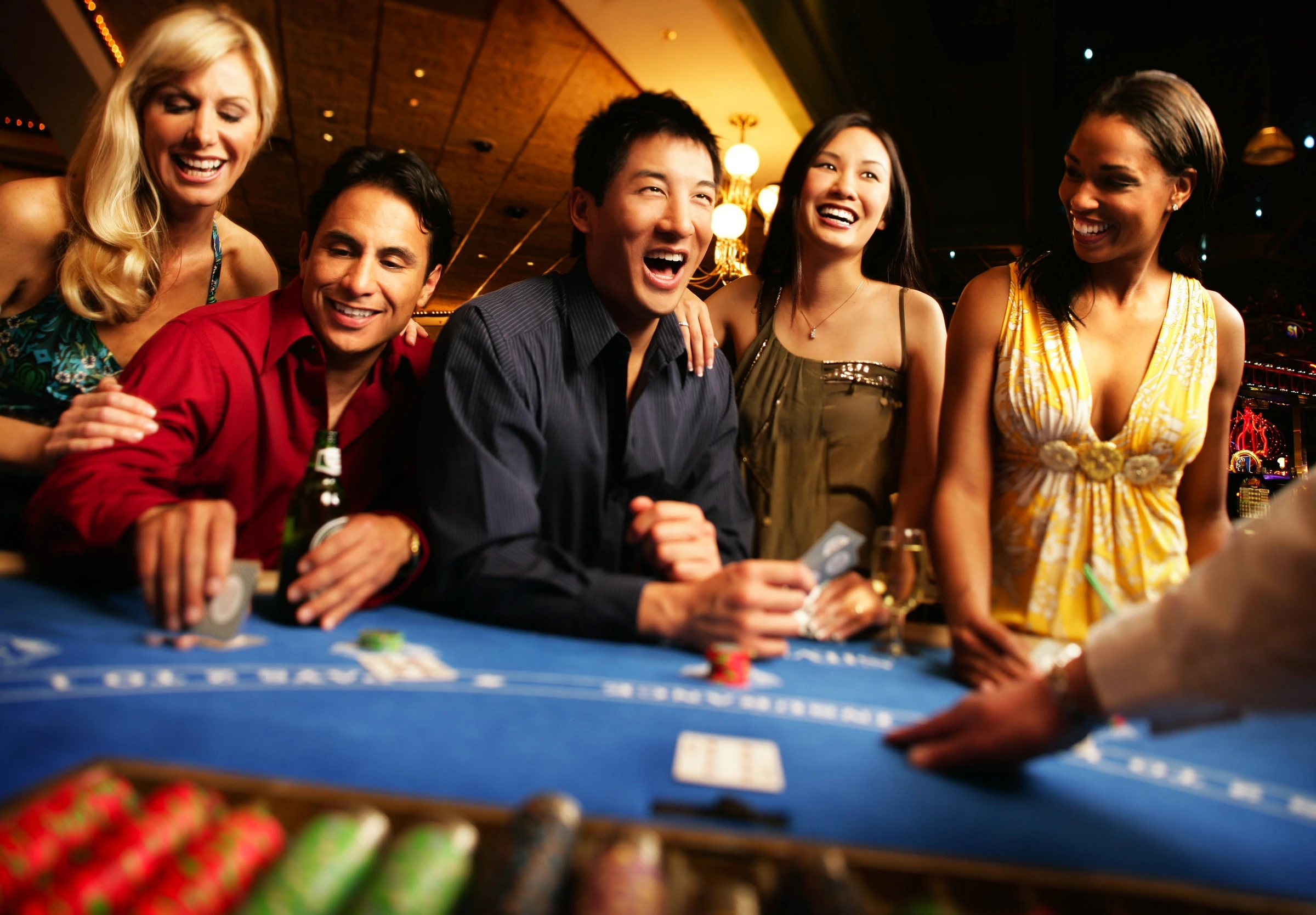 Развлечений азарта. Казино. Люди в казино. Компания казино. Счастливые люди в казино.