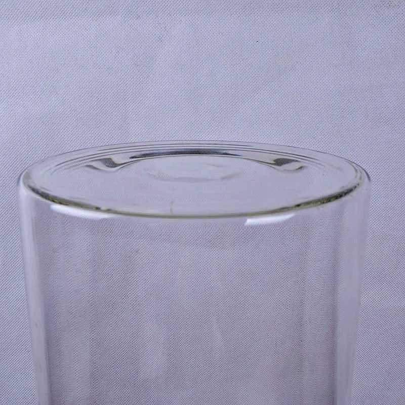 Пустой цилиндрический стеклянный стакан
