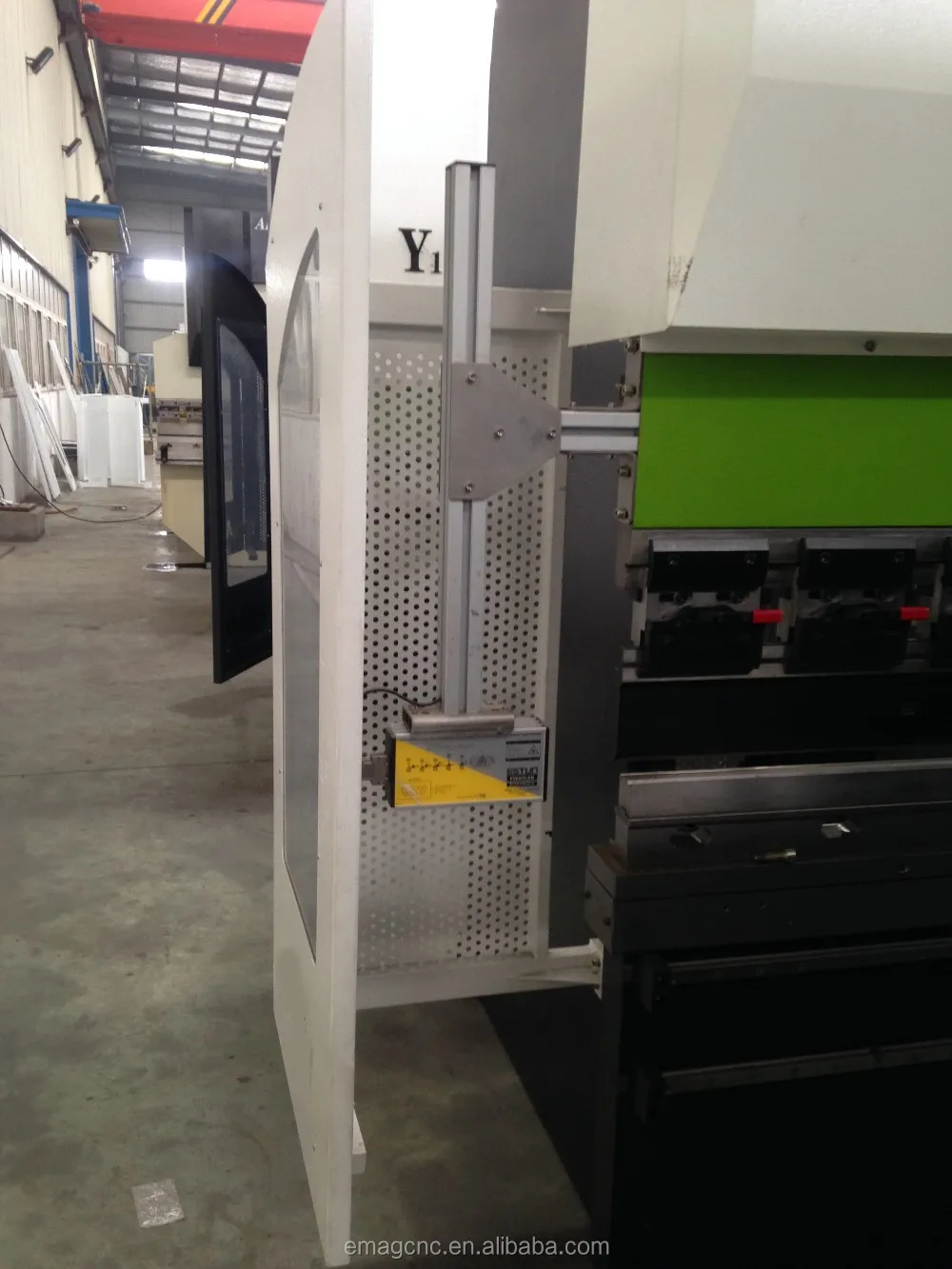 9 photo-electric safety device of CNC press brake.jpg