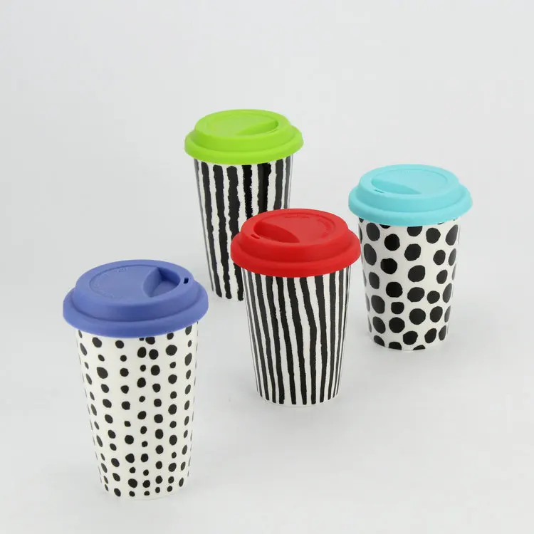 Negro Manchado En Blanco Taza De Cerámica Con La Impresión Y Azul Tapa