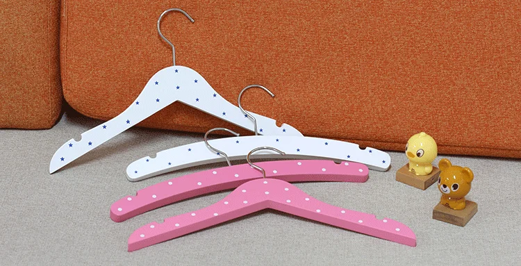 2018 New Arrivals Cute Graphs Wooden White and Pink Baby Clothes Hangers.png