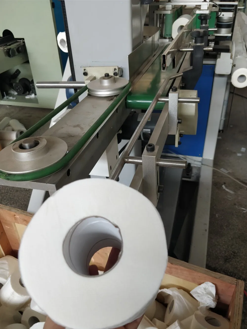 Small Soft Toilet Tissue Paper Roll Rewinding Cutting Making Machine