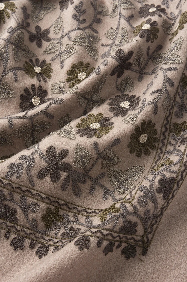 New Arrival Lady Paisley Embroidered Indian Pure Wool Shawls with Tassels