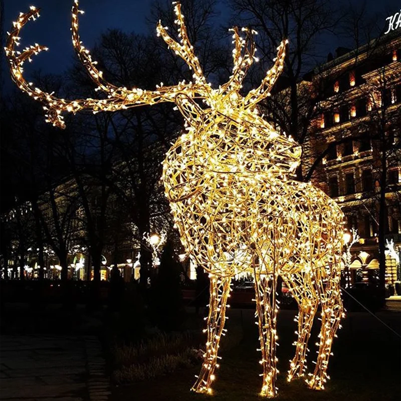 Светодиодная статуя. Светящийся Лось. Светящиеся животные в Мурманске на улице фото.