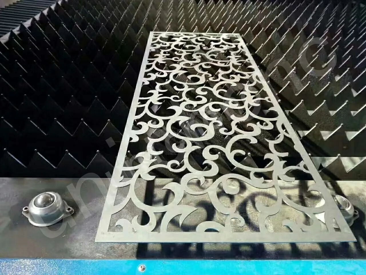 1390 6040 high precision mini 500W 750W fiber laser cutting machine