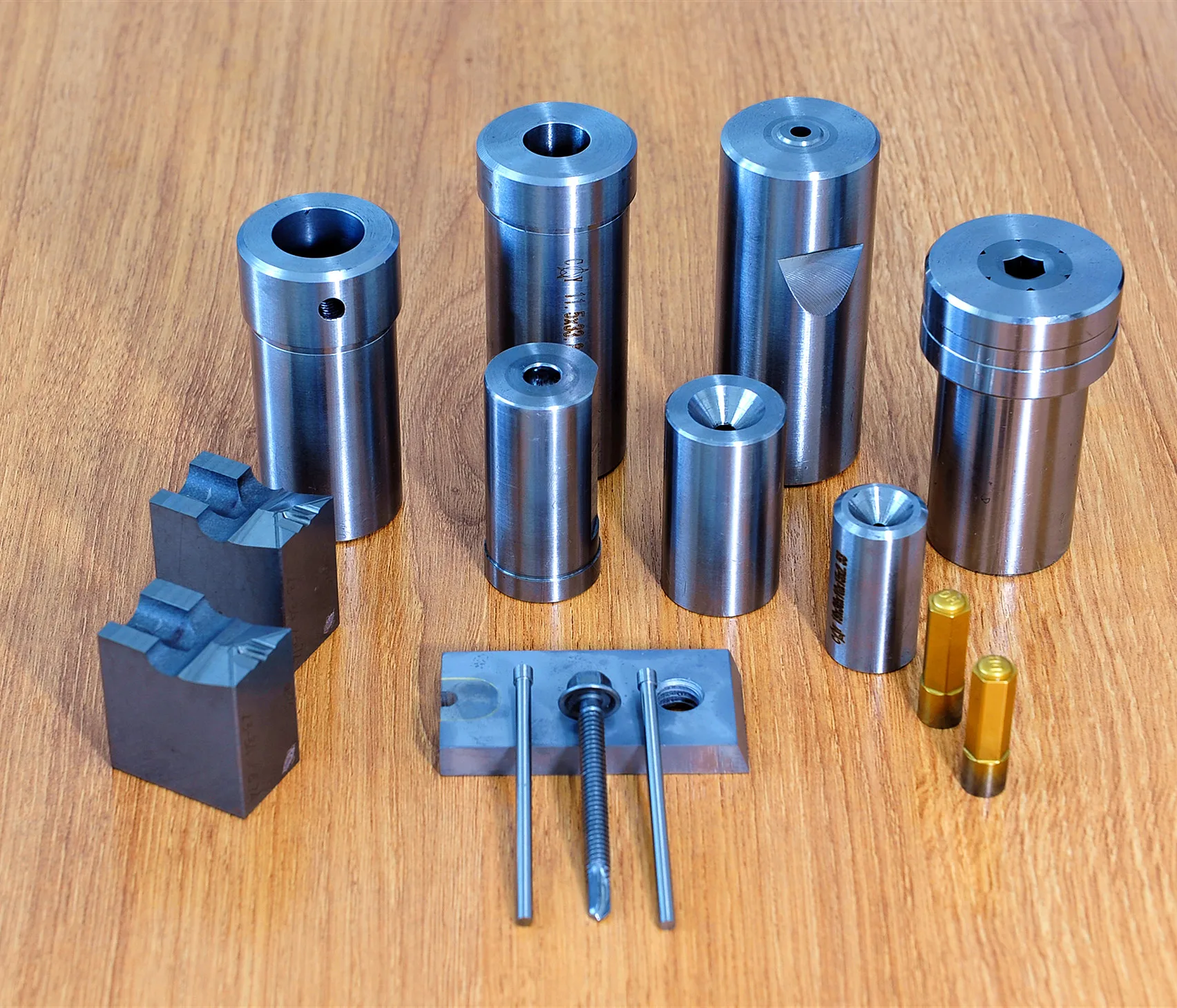 定制hss 材料顶针模具