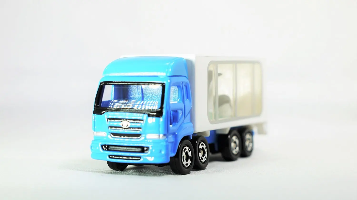 TAKARA TOMY TOMICA Commercial Vehicle Typus TRUCK ANIMAL CARRIER PENGUIN 47 Vehicle Diecast White & Blue Color