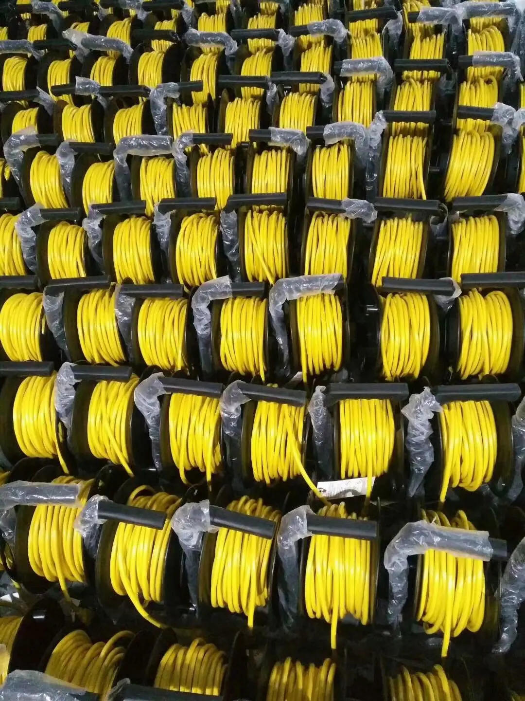 Retractable Extension Cord Reel 3c Sjt Cable With Triple Tap Connector