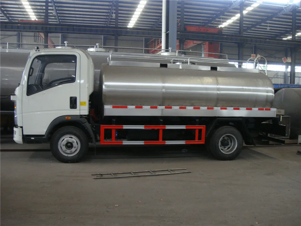 Diesel Small Howo Fresh Milk Carrying Tanker Truck 3000 Liters For Sale