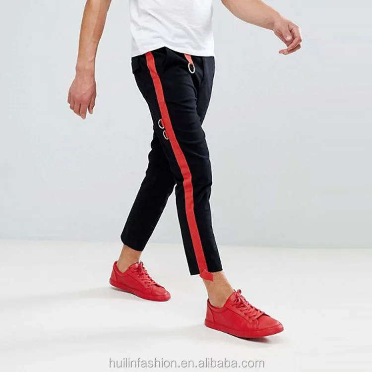 calça preta com listra vermelha