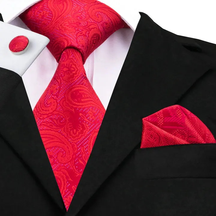 Красный галстук в костюме