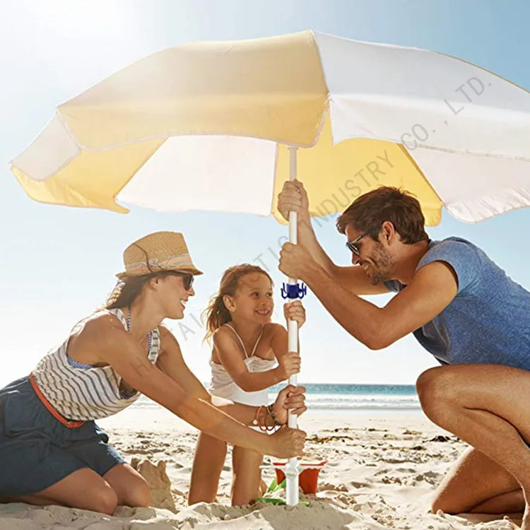 Семья путешествует. Отдыхающие на пляже. Семья на пляже. Лето море. Отдыхающие на пляже.