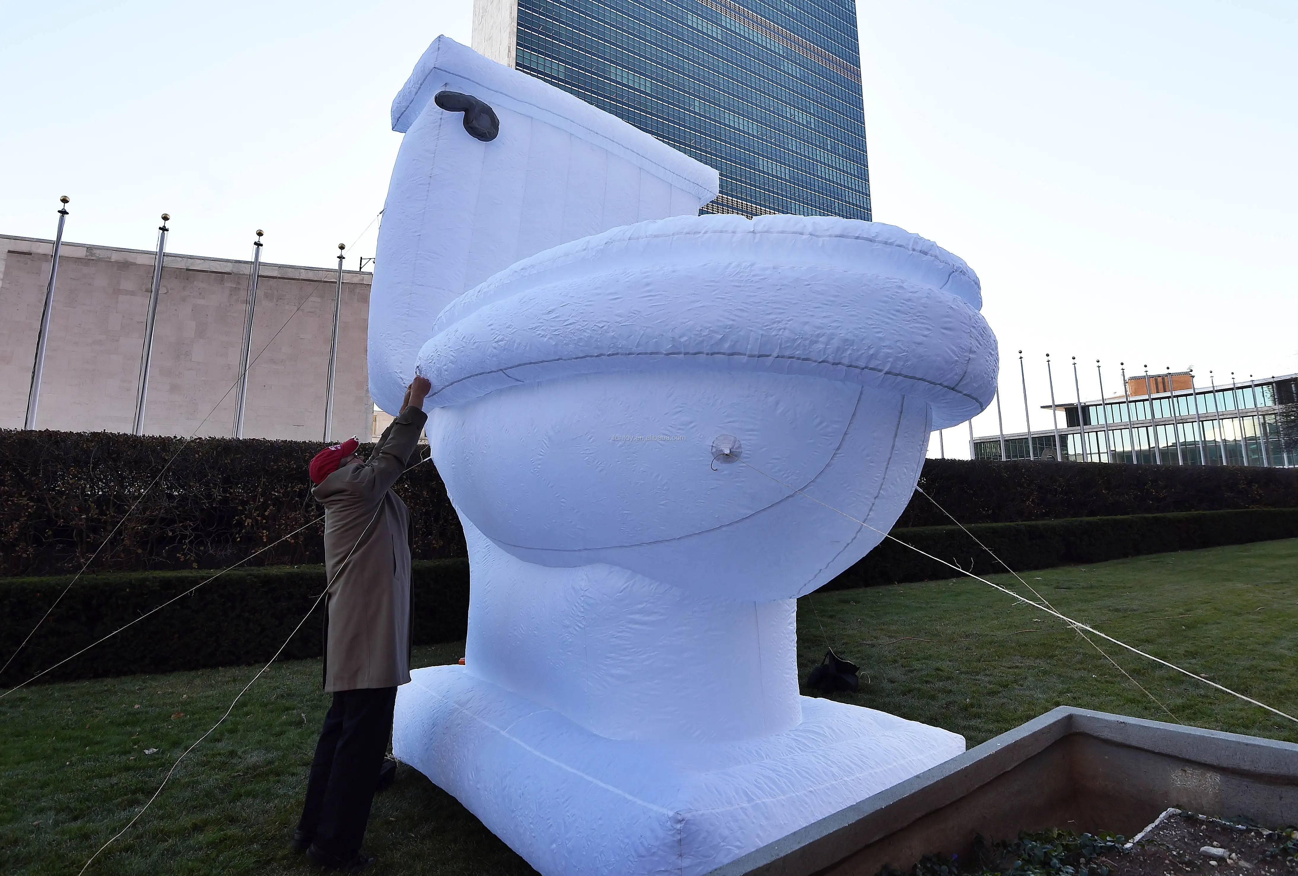 Customized White Giant Promotional Inflatable Toilet Model For Display