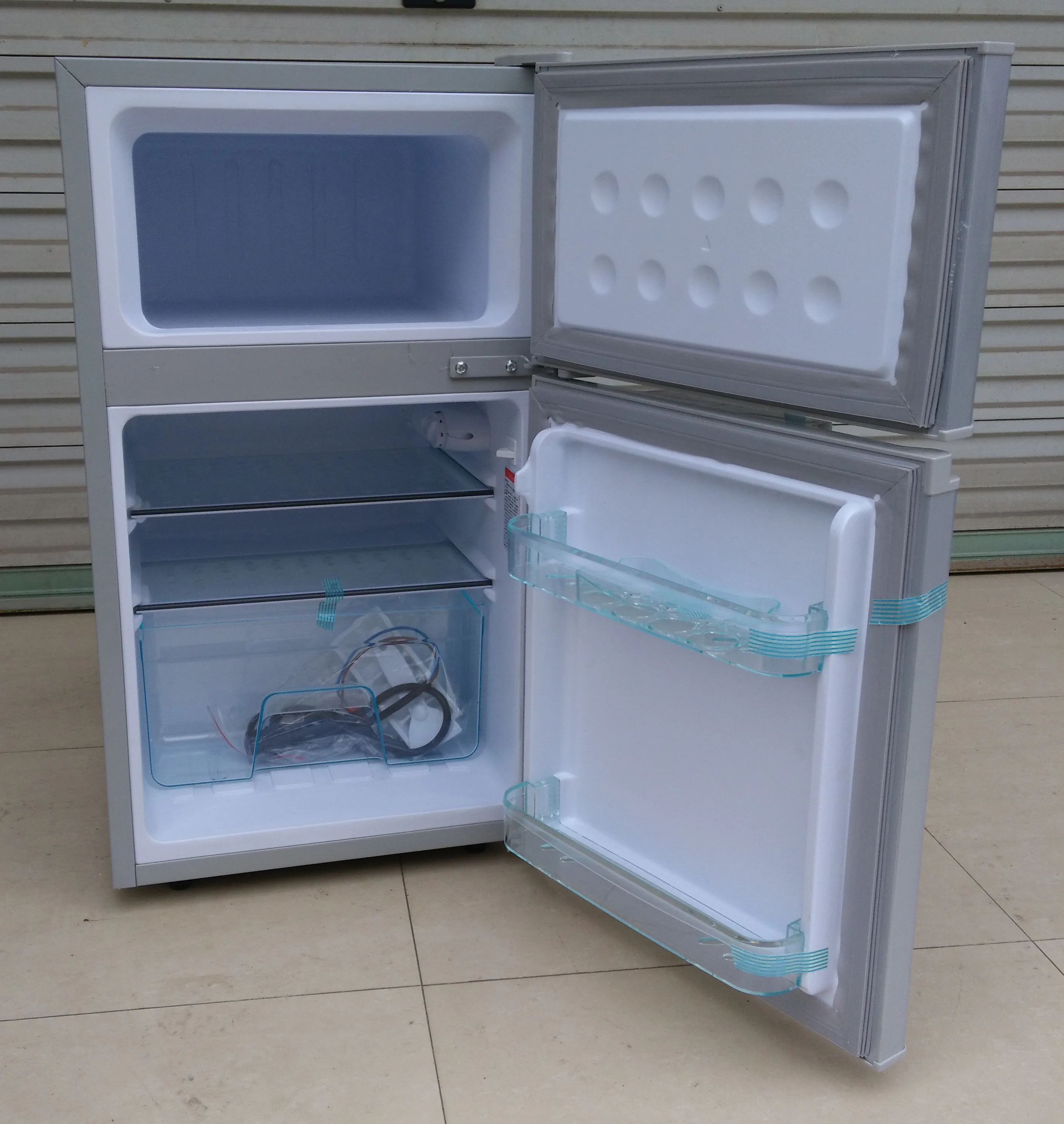 Куплю мини холодильник б у. Мини холодильник 25 вольт. Мини холодильник Mini Fridge. Мини-холодильник Emerio 2в1. Мини-холодильник Venus VG-55.