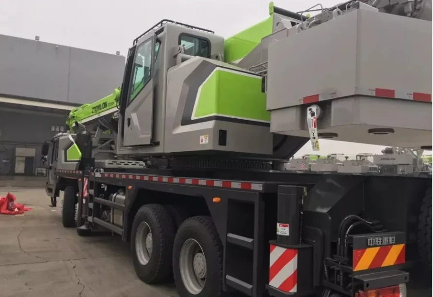 44m臂长ztc250a552 25吨汽车移动式起重机