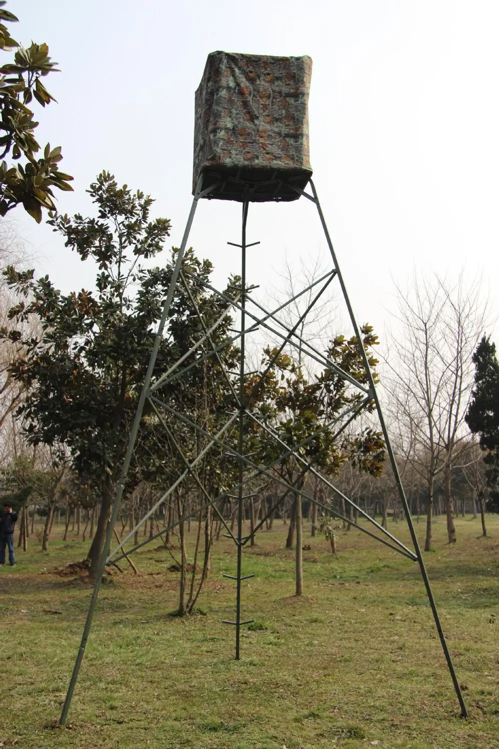Hunting Tree Stands/ Aluminum Tripod Tree Stand With Camo Blind Buy