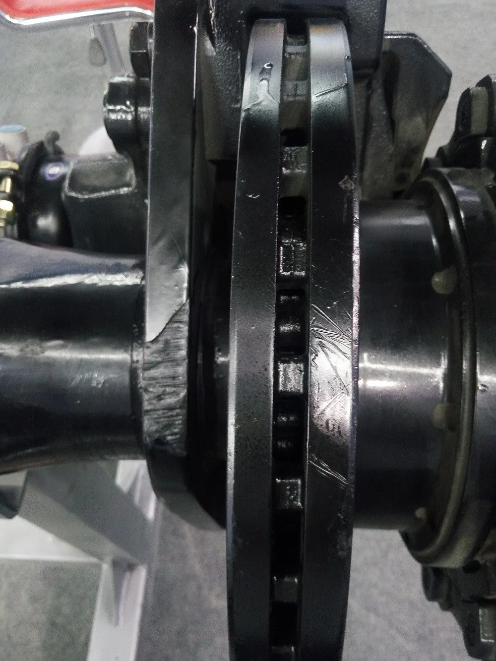 Trailer disc brake axle (12)