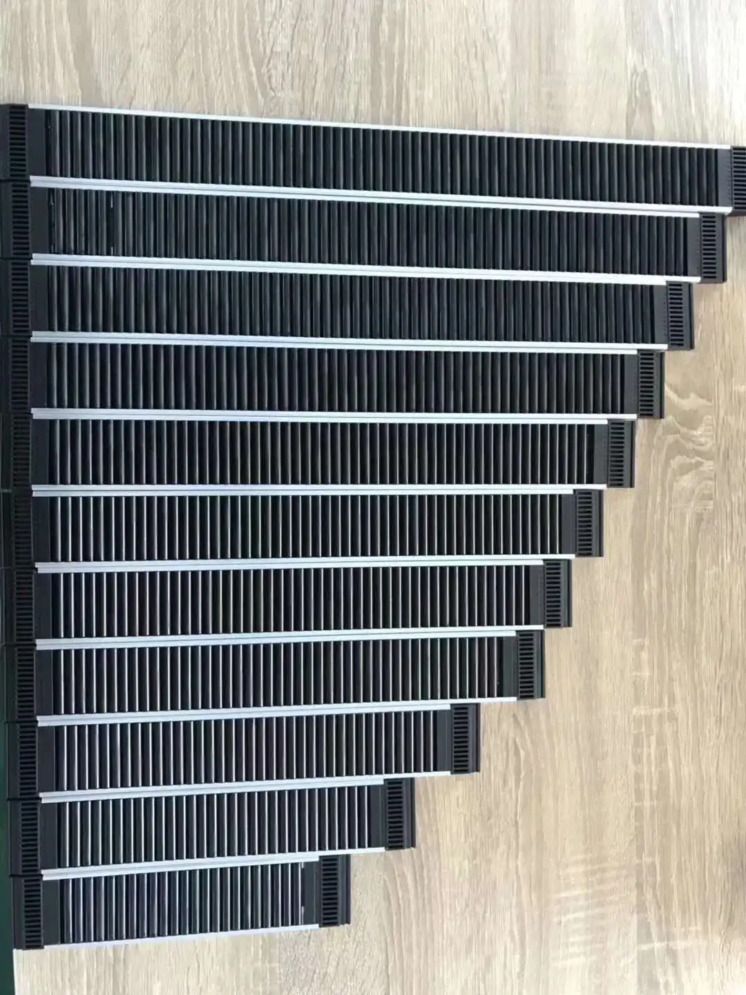 Shelf column for beverage cabinet