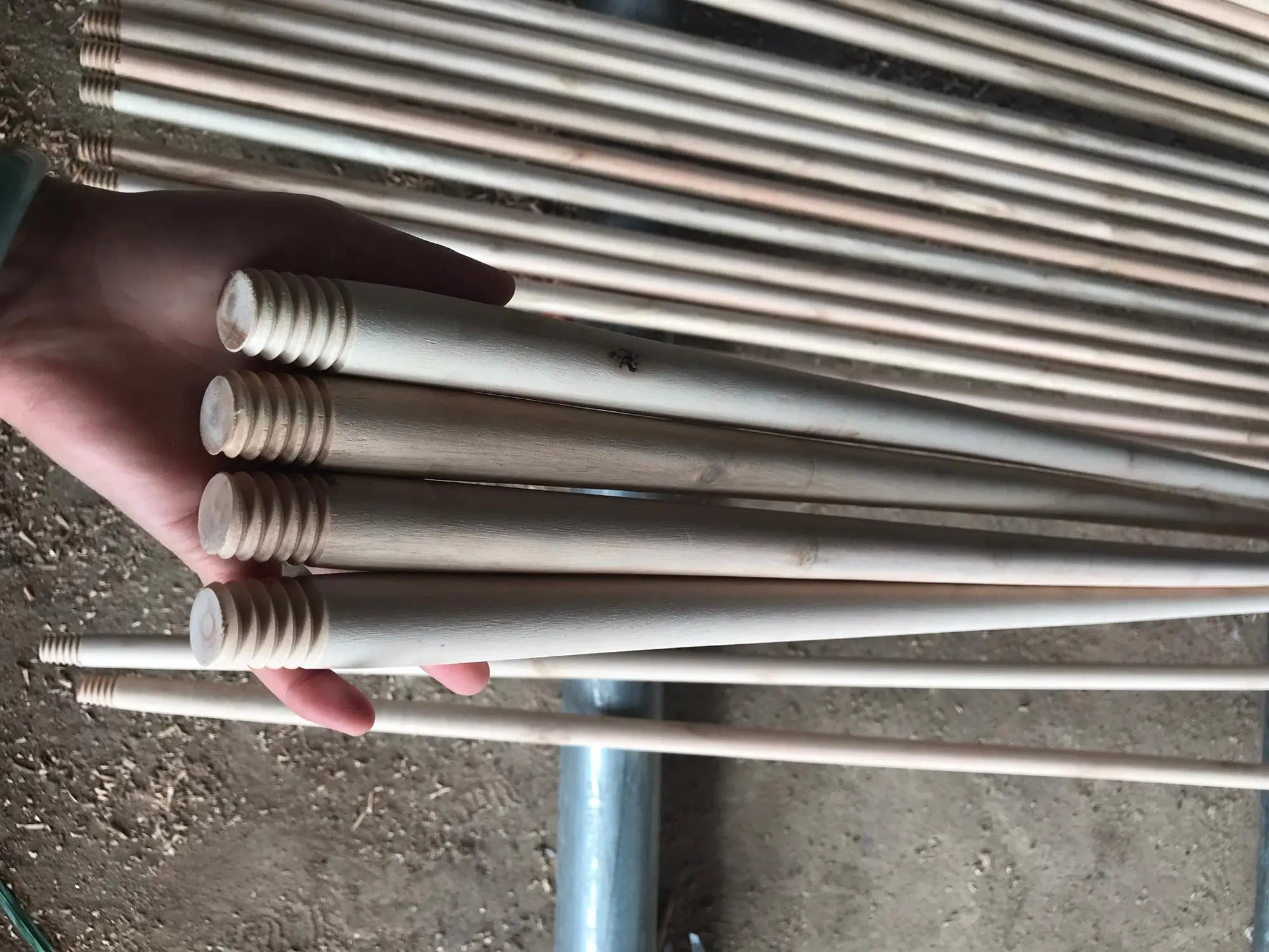 China Direct Factory Custom Broom Handle Line Wood Broom Handle