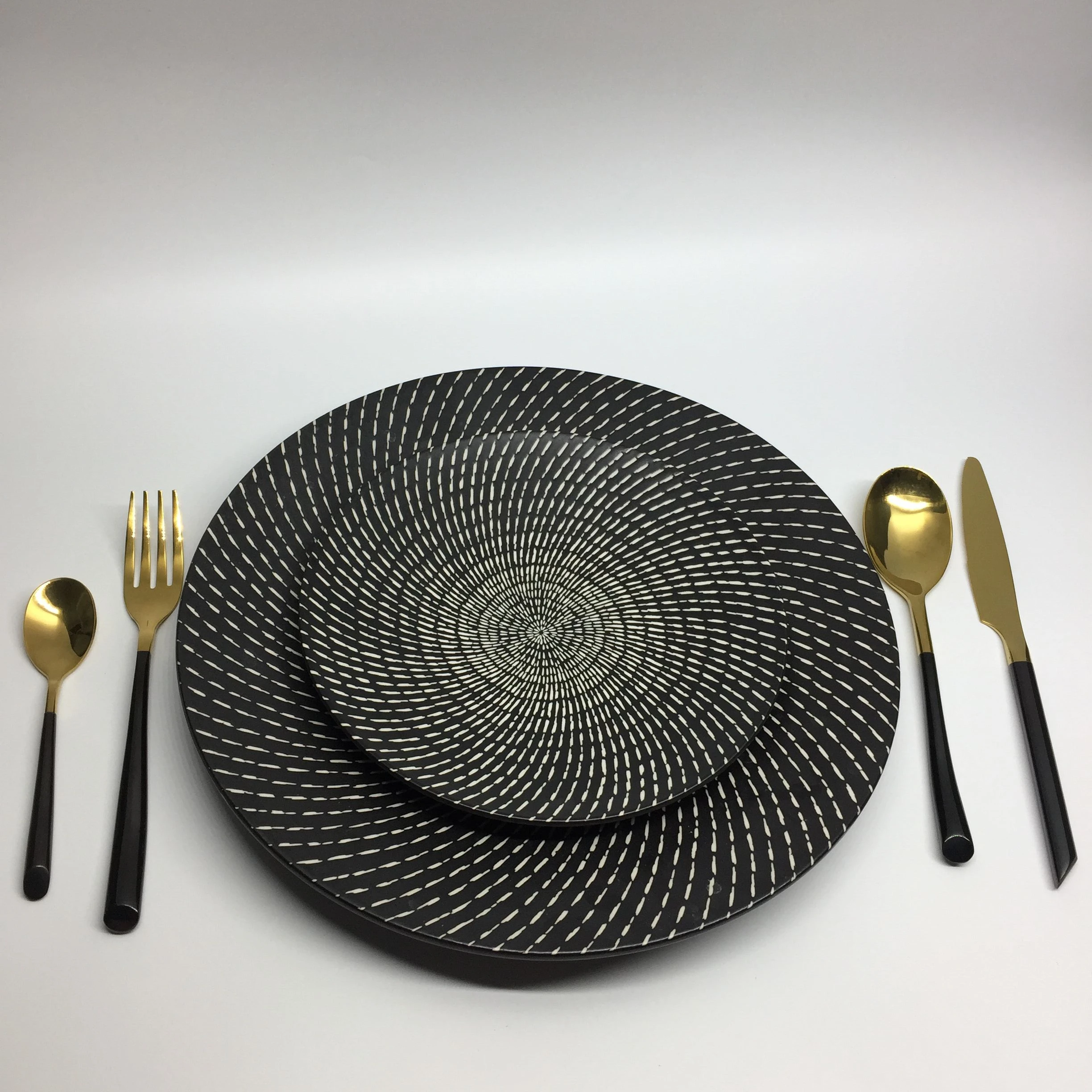 2019 New Arrival Black and White Ceramic Dinnerware Set With Gold Cutlery Set Pizza Knife Restaurant Steak Plate