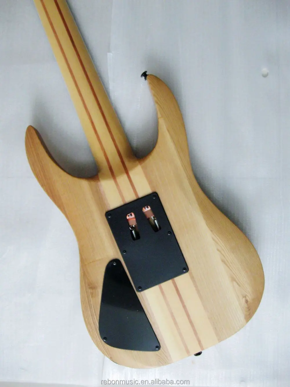 潍坊rebon 7 弦电吉他与脖子穿透身体