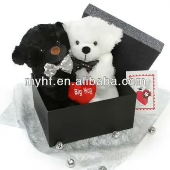 couple teddy bears with hearts